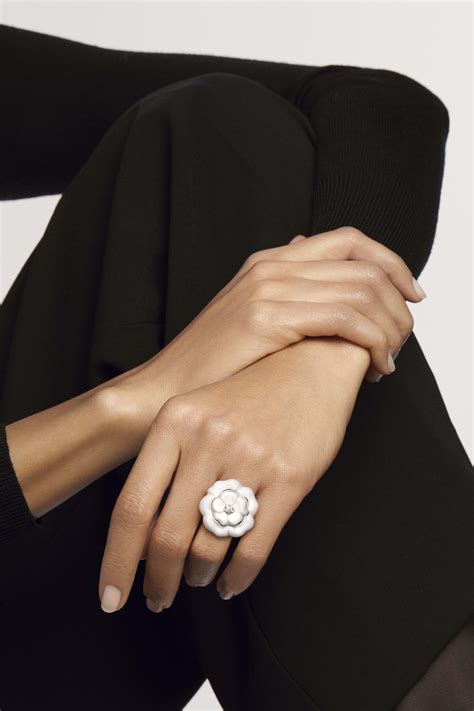 prix bague chanel camelia or blanc|Bagues Chanel Camélia pour Femme .